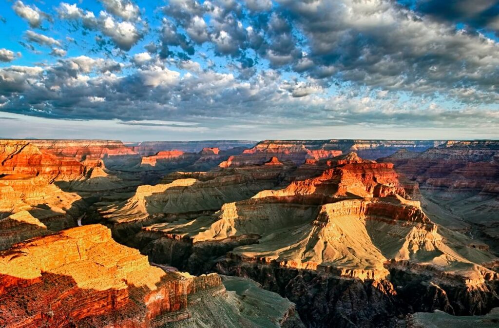 view-grand-canyon-with-clouds-morning